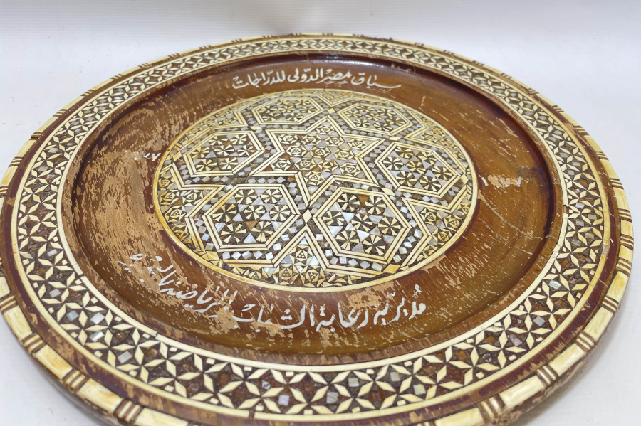 MARKÜTERİ İŞÇİLİKLİ AHŞAPTAN MAMUL ANTİKA DUVAR TABAĞI