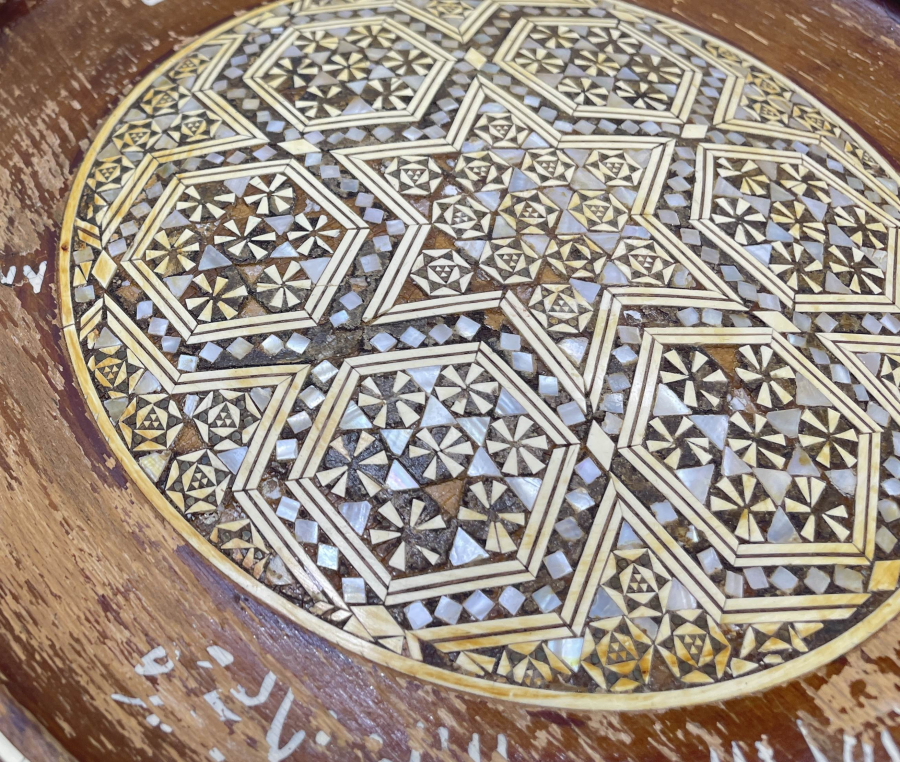 MARKÜTERİ İŞÇİLİKLİ AHŞAPTAN MAMUL ANTİKA DUVAR TABAĞI