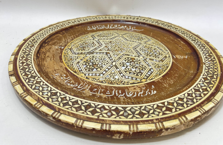 MARKÜTERİ İŞÇİLİKLİ AHŞAPTAN MAMUL ANTİKA DUVAR TABAĞI