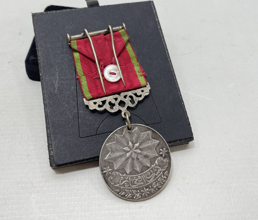 ORJİNAL İPEK KURDELASIYLA NİŞAN-I İFTİHAR MADALYASI