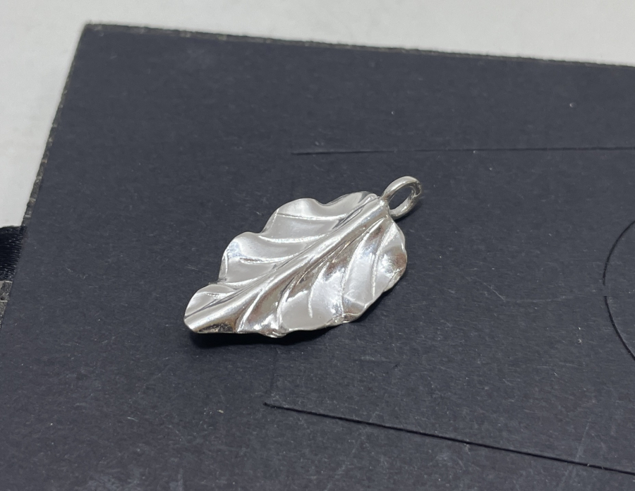 YAPRAK FORMUNDA GÜMÜŞ KOLYE UCU