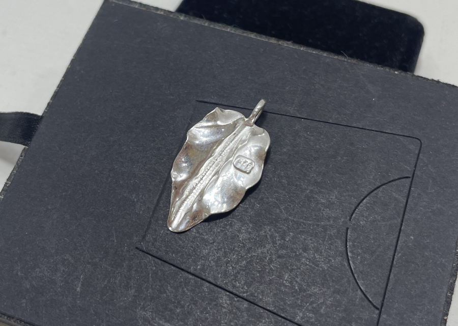 YAPRAK FORMUNDA YAPILMIŞ GÜMÜŞ KOLYE UCU