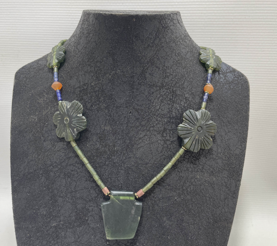 ÖZEL YAPIM EL OYMA DOĞAL TAŞ GERDANLIK