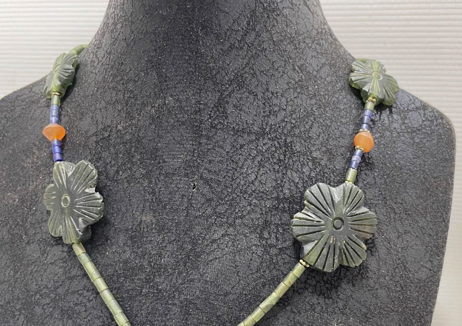 ÖZEL YAPIM EL OYMA DOĞAL TAŞ GERDANLIK