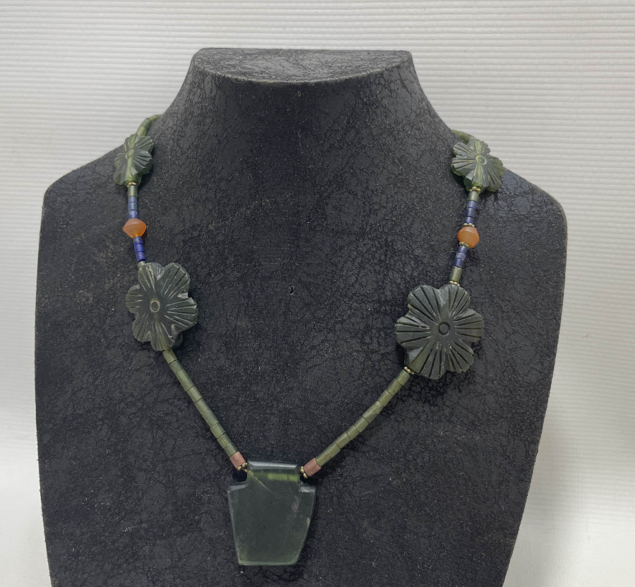 ÖZEL YAPIM EL OYMA DOĞAL TAŞ GERDANLIK