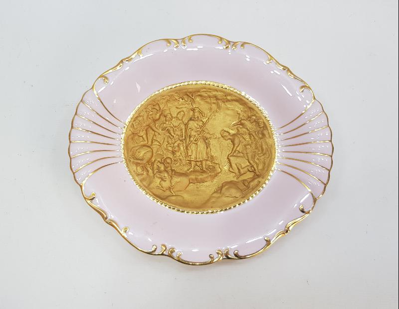ANTİKA KABARTMA RESİMLİ ALTIN YALDIZLI PORSELEN TABAK