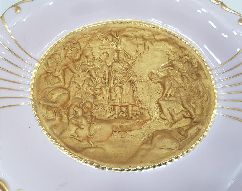 ANTİKA KABARTMA RESİMLİ ALTIN YALDIZLI PORSELEN TABAK