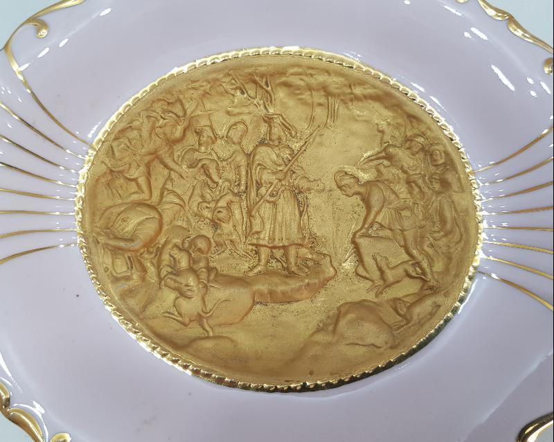 ANTİKA KABARTMA RESİMLİ ALTIN YALDIZLI PORSELEN TABAK