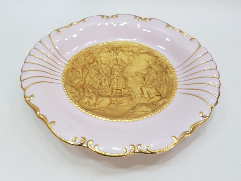 ANTİKA KABARTMA RESİMLİ ALTIN YALDIZLI PORSELEN TABAK