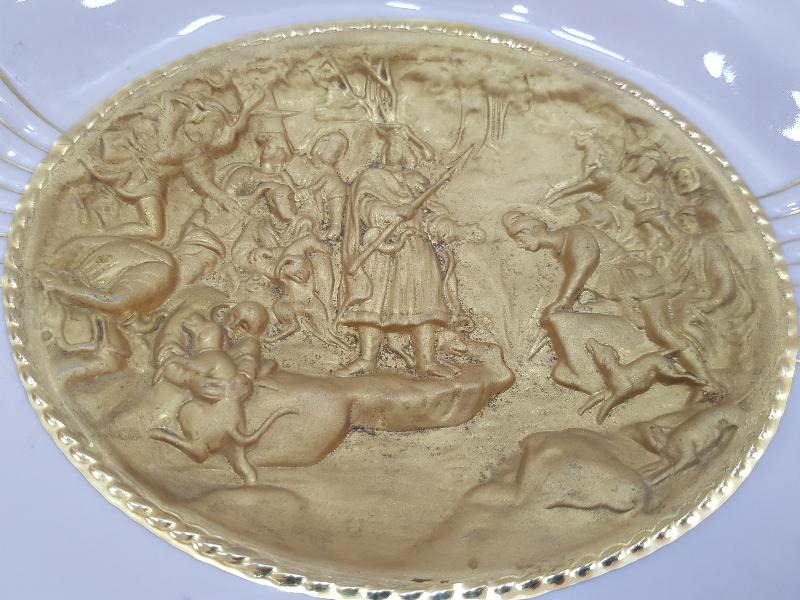 ANTİKA KABARTMA RESİMLİ ALTIN YALDIZLI PORSELEN TABAK