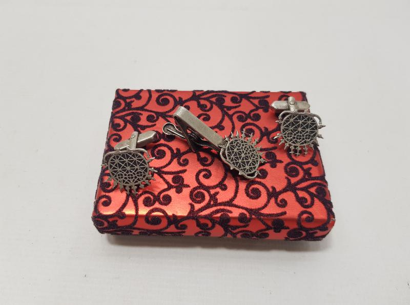 HİTİT GÜNEŞİ FORMLU GÜMÜŞ KIRAVAT İĞNESİ VE KOL DÜĞMESİ LOTU