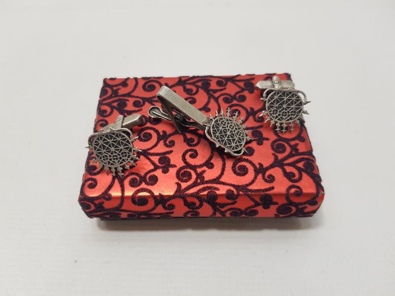 HİTİT GÜNEŞİ FORMLU GÜMÜŞ KIRAVAT İĞNESİ VE KOL DÜĞMESİ LOTU