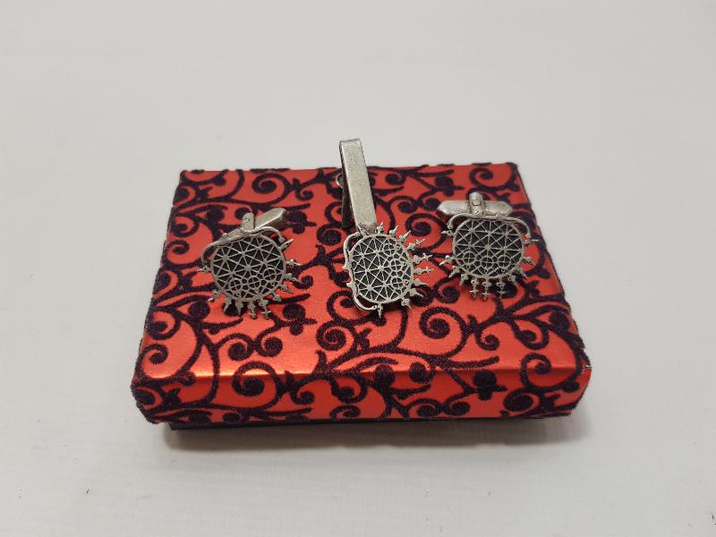 HİTİT GÜNEŞİ FORMLU GÜMÜŞ KIRAVAT İĞNESİ VE KOL DÜĞMESİ LOTU