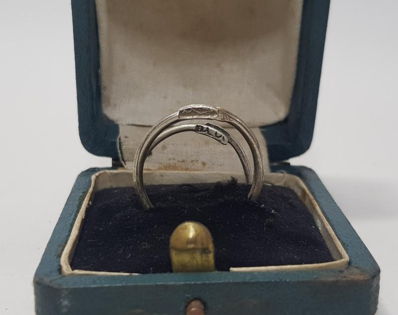 OSMANLI DÖNEMİ KUTUSUNDA MEKKE-İ MÜKERREME VE MEDİNE-İ MÜNEVVERE YAZILI BİR ÇİFT GÜMÜŞ YÜZÜK