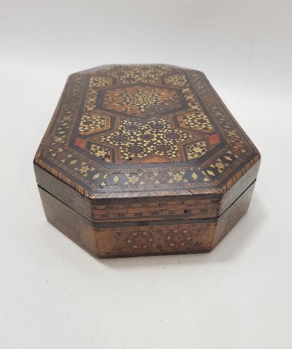 OSMANLI DÖNEMİ MARKÜTERİ İŞÇİLİKLİ AHŞAP KUTU