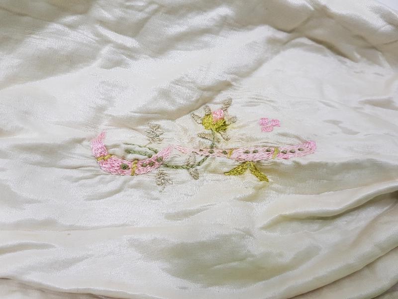 OSMANLICA İNİSİYALLİ BİR ÇİFT İPEK ATLAS YASTIK BAŞI KILIFI