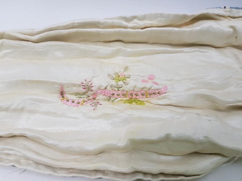 OSMANLICA İNİSİYALLİ BİR ÇİFT İPEK ATLAS YASTIK BAŞI KILIFI