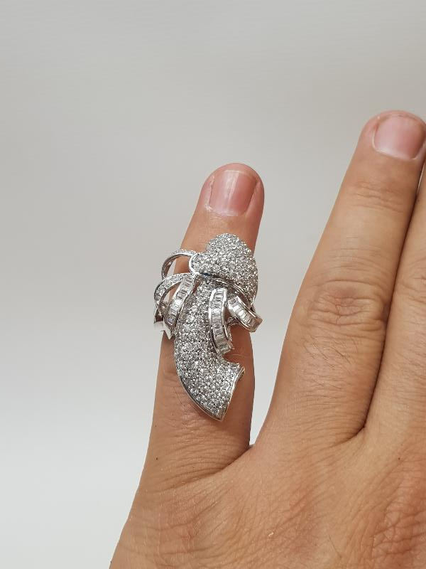 ÜZERİ TAŞLARLA SÜSLÜ KALP FORMLU GÜMÜŞ YÜZÜK