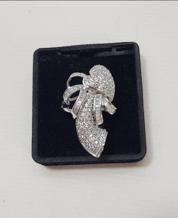 ÜZERİ TAŞLARLA SÜSLÜ KALP FORMLU GÜMÜŞ YÜZÜK