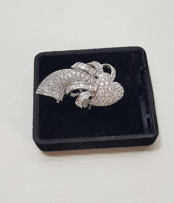 ÜZERİ TAŞLARLA SÜSLÜ KALP FORMLU GÜMÜŞ YÜZÜK