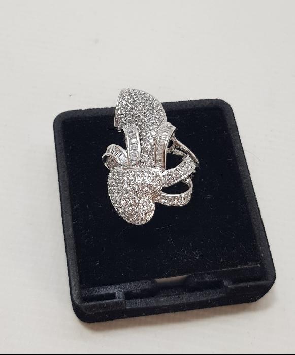 ÜZERİ TAŞLARLA SÜSLÜ KALP FORMLU GÜMÜŞ YÜZÜK