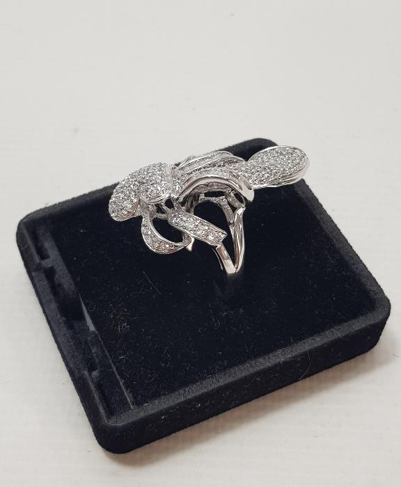 ÜZERİ TAŞLARLA SÜSLÜ KALP FORMLU GÜMÜŞ YÜZÜK