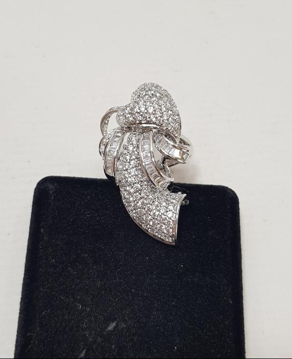 ÜZERİ TAŞLARLA SÜSLÜ KALP FORMLU GÜMÜŞ YÜZÜK