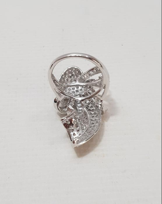 ÜZERİ TAŞLARLA SÜSLÜ KALP FORMLU GÜMÜŞ YÜZÜK