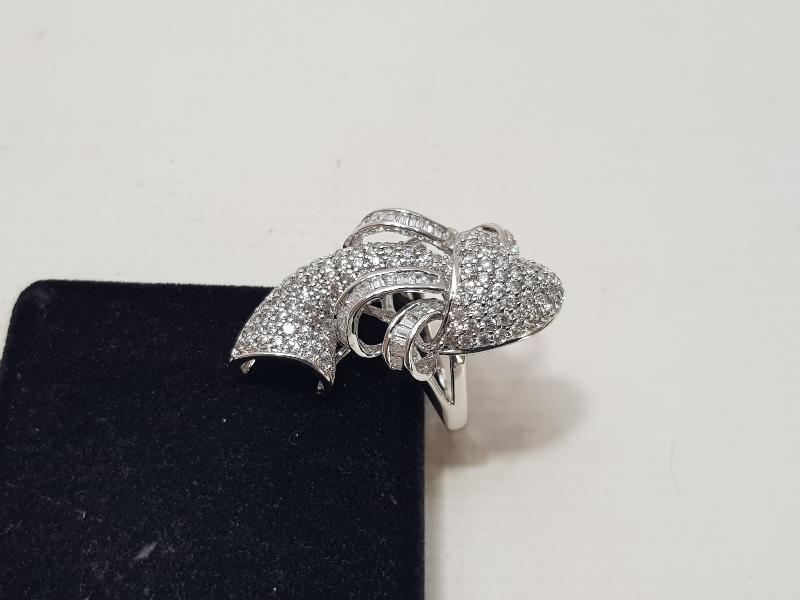 ÜZERİ TAŞLARLA SÜSLÜ KALP FORMLU GÜMÜŞ YÜZÜK