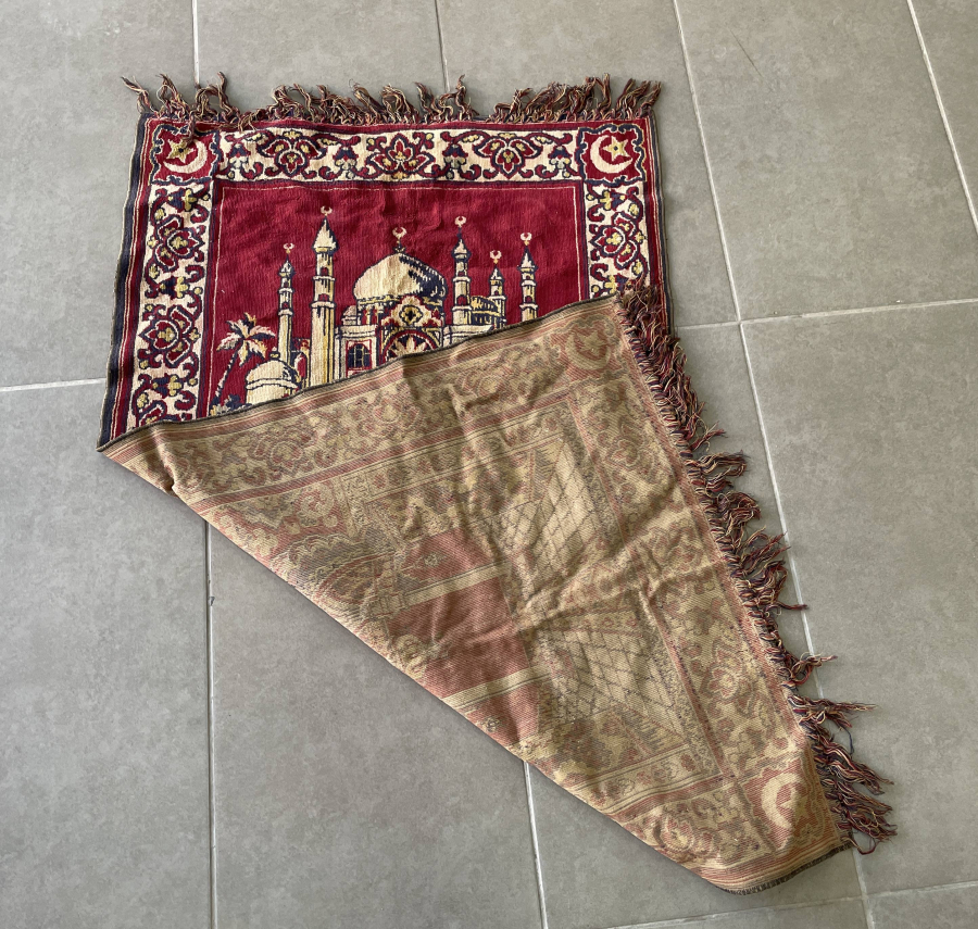 KÖŞELERİ OSMANLI AY YILDIZLI VE OSMANLICA YAZILI SECCADE