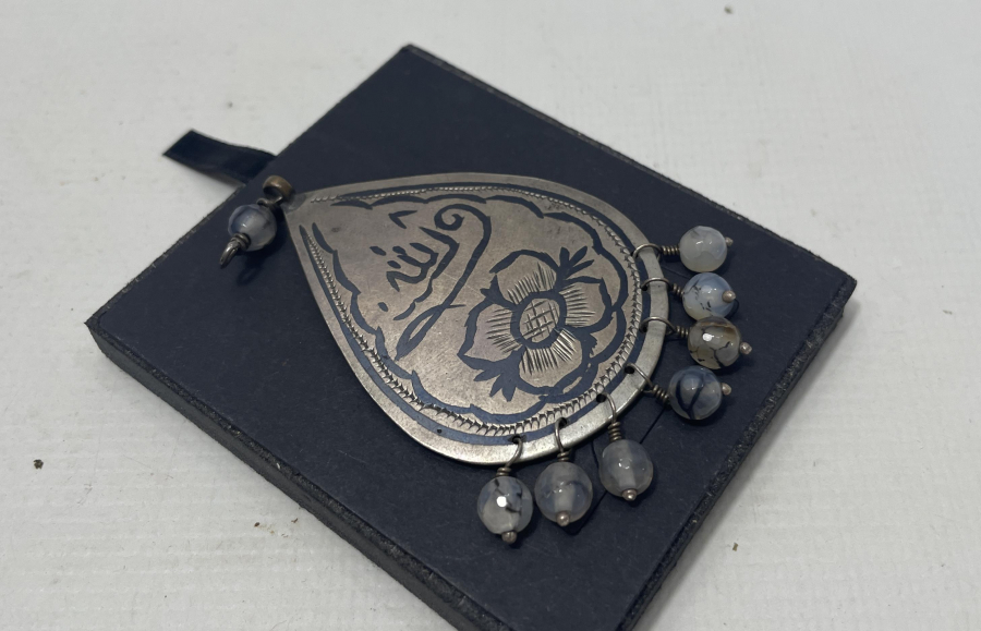 ÜZERİ OSMANLICA YAZILI SAVATLI GÜMÜŞ ARMUDİ KOLYE