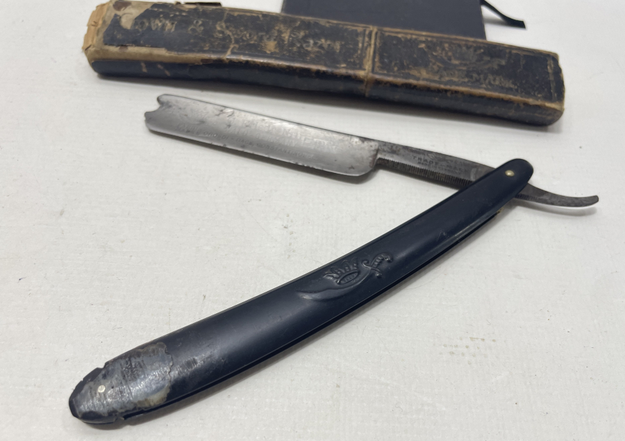 ÜZERİNDE CONSTANTİNOPEL YAZILI ORJİNAL KUTUSUNDA ÇOK NADİR BERBER USTURASI