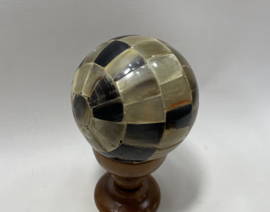 AHŞAP KAİDELİ BOYNUZDAN MAMUL DÜNYA FORMUNDA OSMANLI MASA ÜSTÜ OBJESİ 