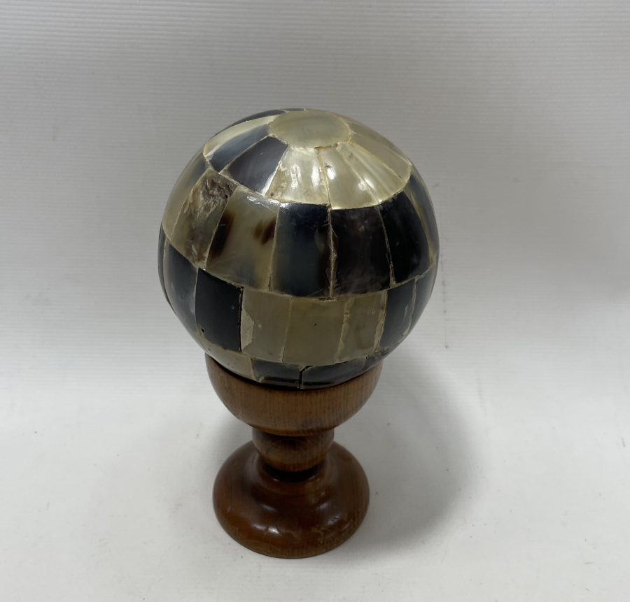 AHŞAP KAİDELİ BOYNUZDAN MAMUL DÜNYA FORMUNDA OSMANLI MASA ÜSTÜ OBJESİ 