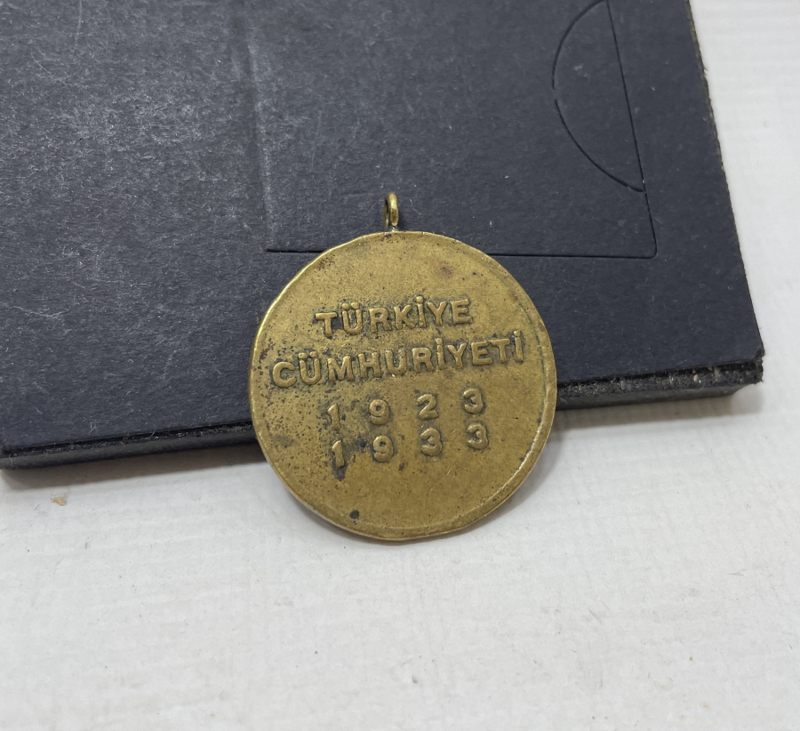 CUMHURİYETİMİZİN 10. YILINA ÖZEL BASILMIŞ MADALYON