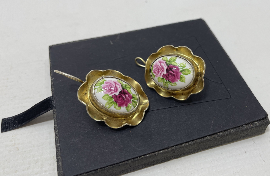 GÜMÜŞ ÜZERİ ALTIN VERMEYLİ PORSELEN APLİKLİ ÖZEL YAPIM KÜPE