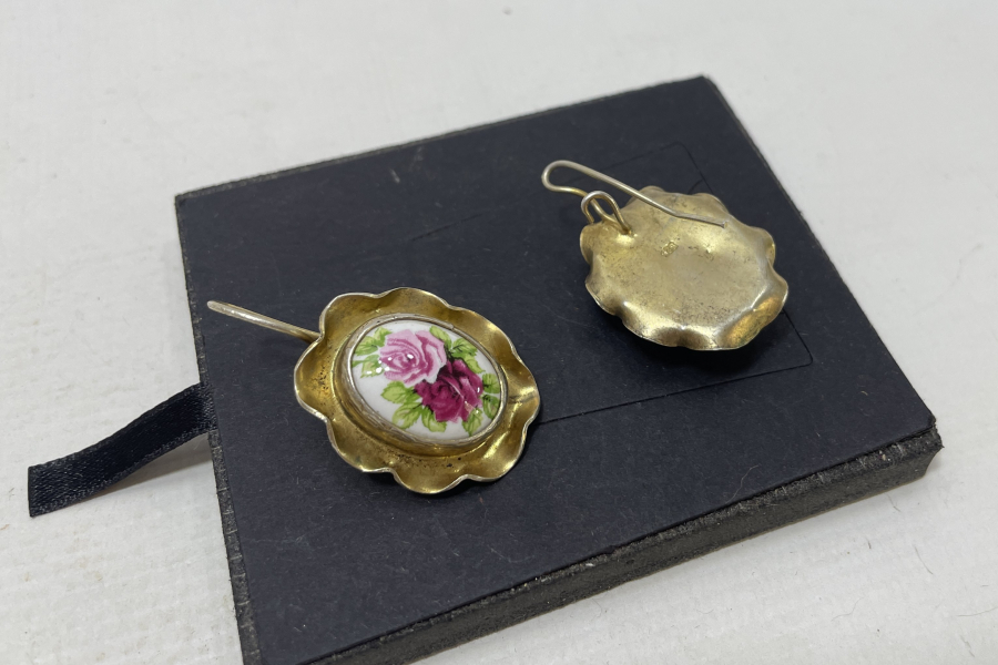 GÜMÜŞ ÜZERİ ALTIN VERMEYLİ PORSELEN APLİKLİ ÖZEL YAPIM KÜPE