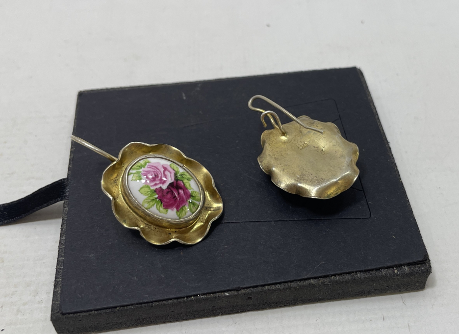 GÜMÜŞ ÜZERİ ALTIN VERMEYLİ PORSELEN APLİKLİ ÖZEL YAPIM KÜPE