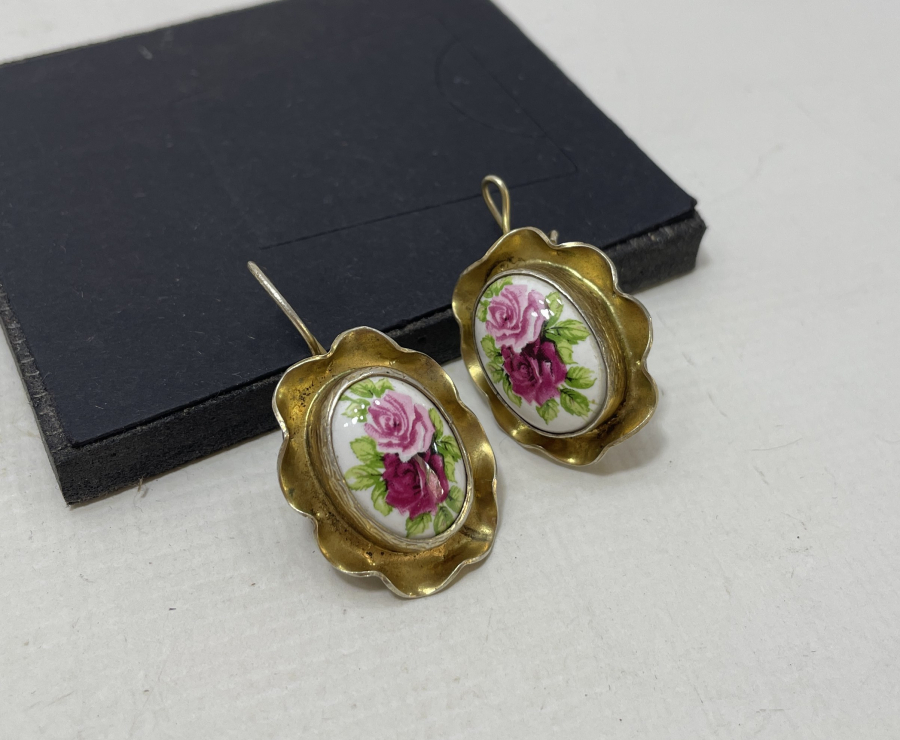 GÜMÜŞ ÜZERİ ALTIN VERMEYLİ PORSELEN APLİKLİ ÖZEL YAPIM KÜPE