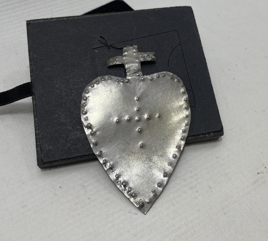 OSMANLI DÖNEMİ KALKAN FORMUNDA RUM İŞİ GÜMÜŞ ADAKLIK