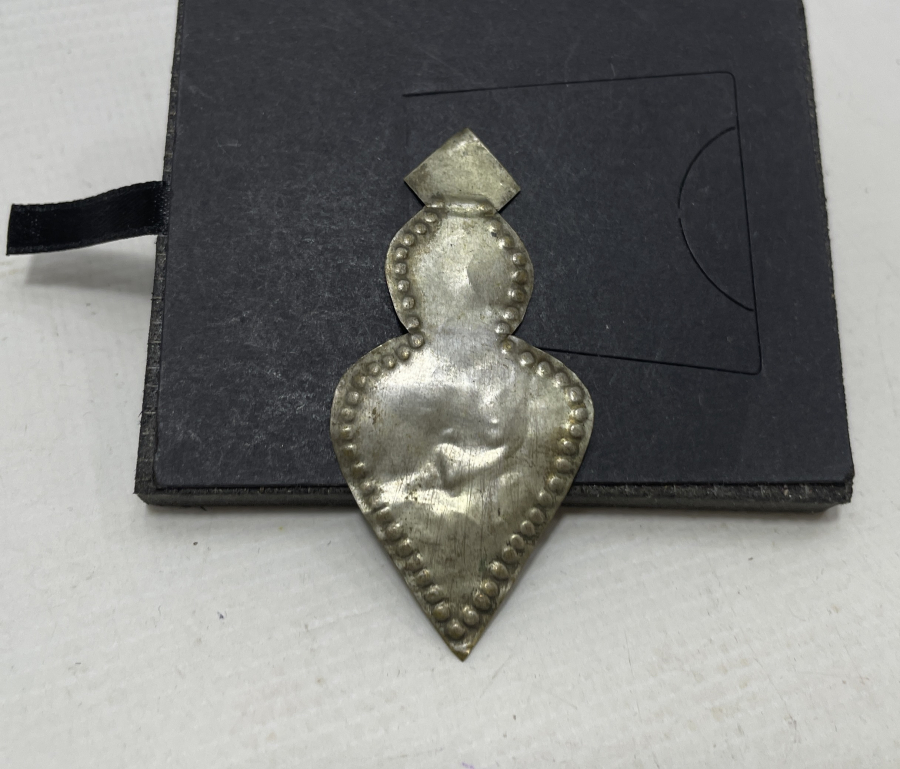 OSMANLI DÖNEMİ KALKAN FORMUNDA RUM İŞİ GÜMÜŞ ADAKLIK