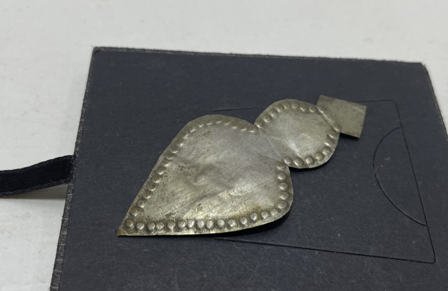 OSMANLI DÖNEMİ KALKAN FORMUNDA RUM İŞİ GÜMÜŞ ADAKLIK