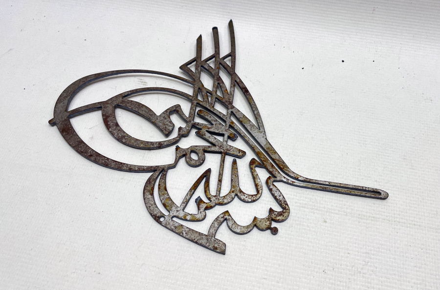 ÜZERİNDE BESMELE-İ ŞERİF YAZILI OSMANLI DÖNEMİ TUĞRA FORMUNDA KAPI ÜSTÜ OBJESİ