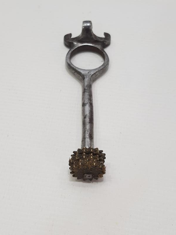 DERİ KILIFI İÇİNDE ANTİKA FİŞEK ÇIKARMA APARATI