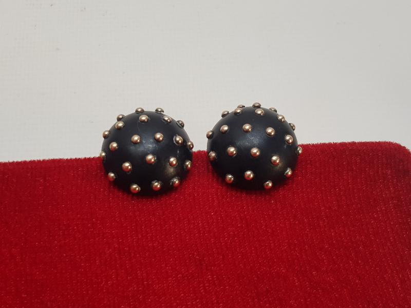 ANTİKA ALTIN NOKTALARLA BEZELİ OLTU TAŞLI KÜPE