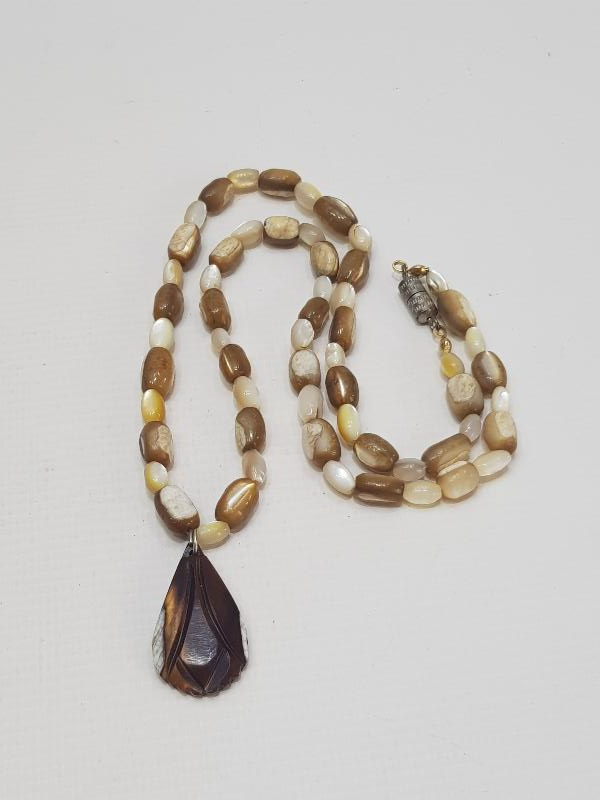 ANTİKA ÇOK NADİR KAHVERENGİ BEYAZ SEDEF KOLYE