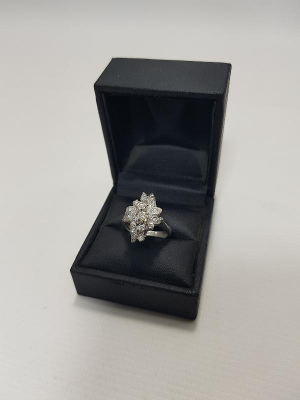 ÇİÇEK FORMLU PIRLANTA YÜZÜK