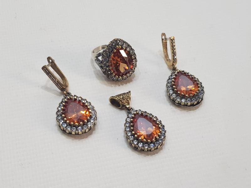 DOĞAL TAŞLARLA SÜSLÜ GÜMÜŞ TAKI SETİ