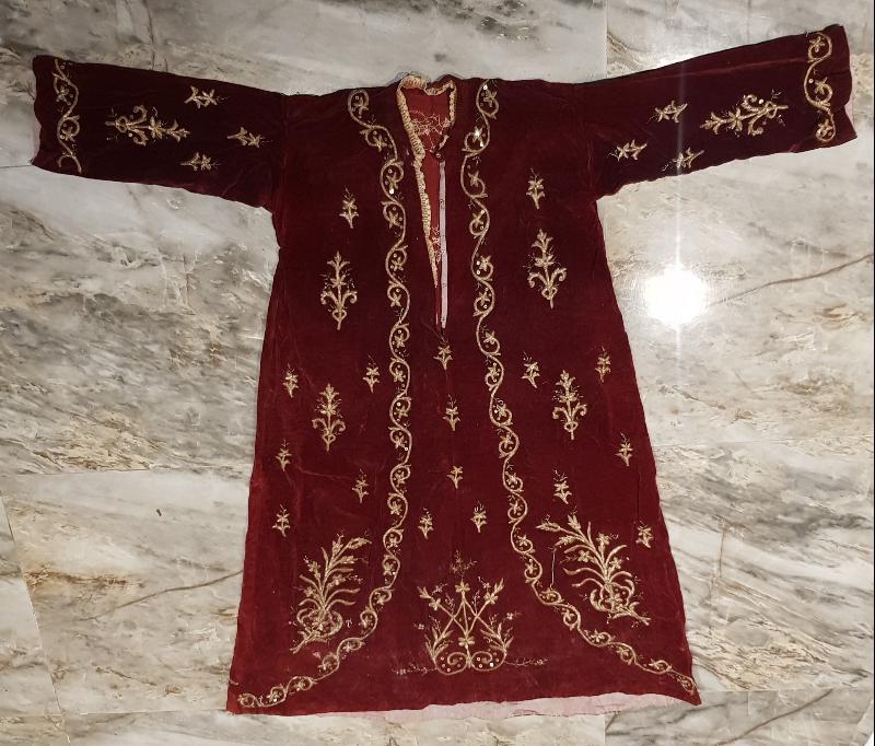 OSMANLI DÖNEMİ ALTIN SIRMA İŞLEMELİ KADİFE BİNDALLI ELBİSE