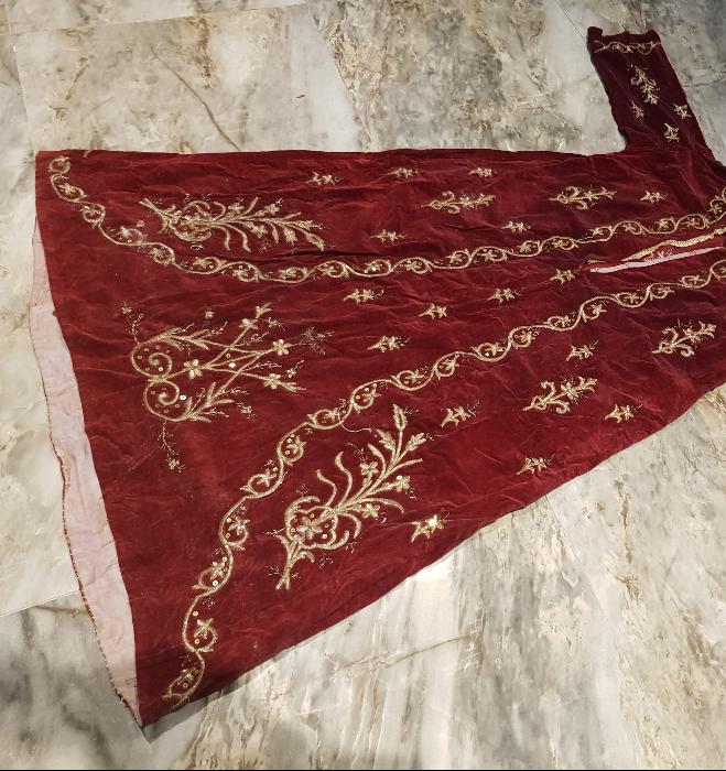 OSMANLI DÖNEMİ ALTIN SIRMA İŞLEMELİ KADİFE BİNDALLI ELBİSE